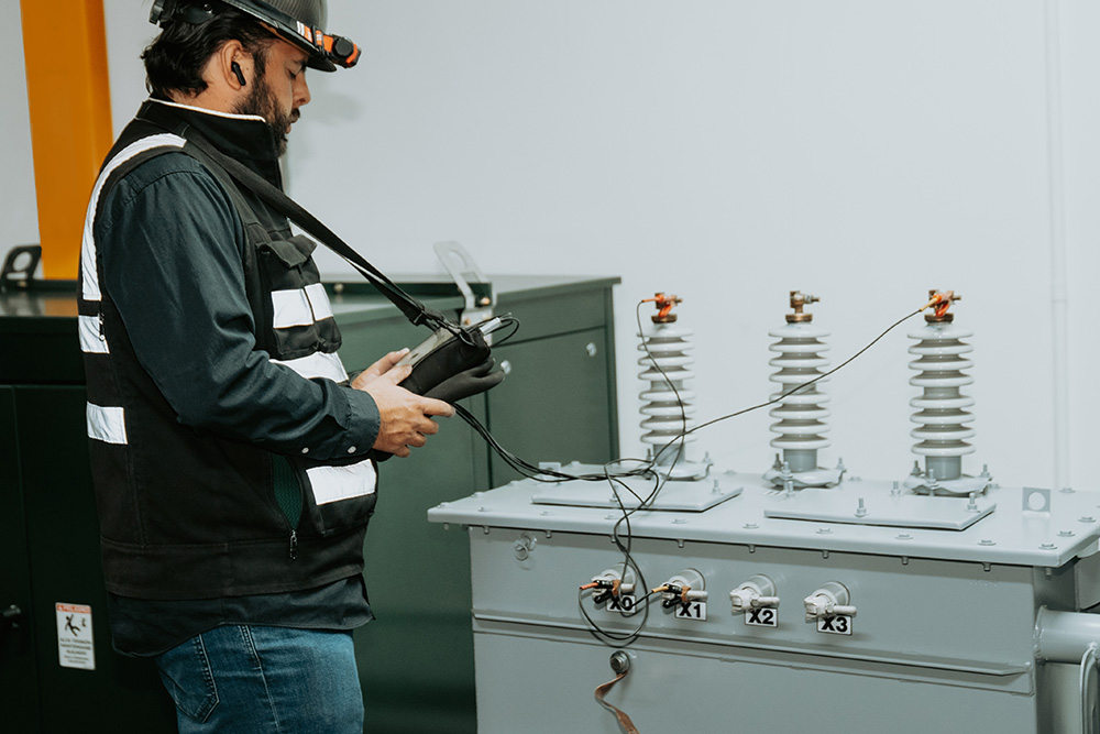 Técnico realizando mantenimiento
