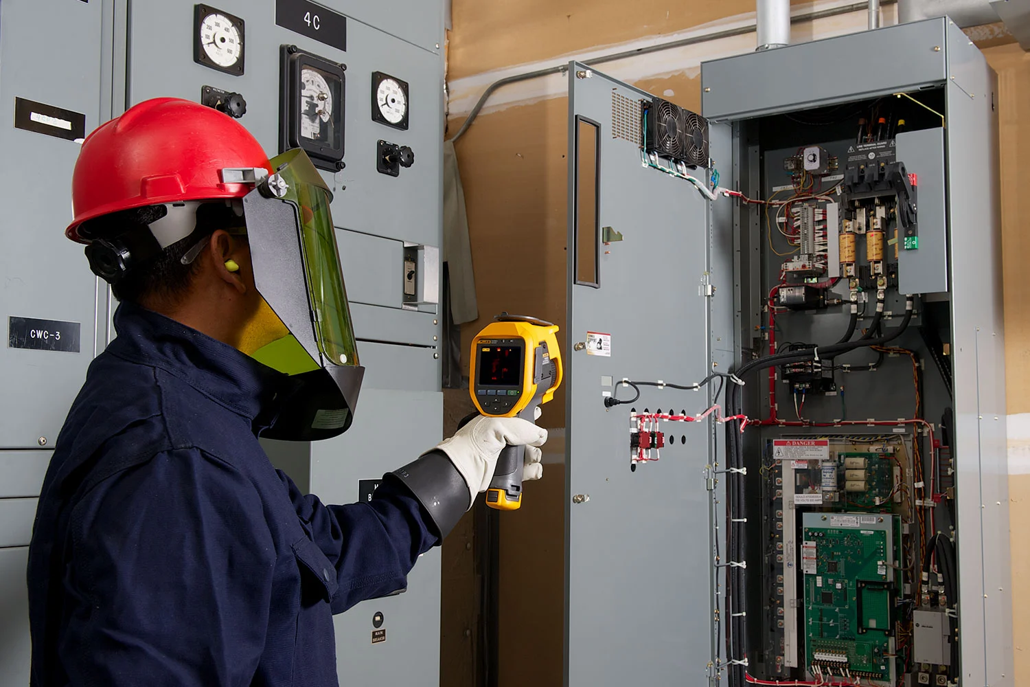 Técnico usando cámara termográfica